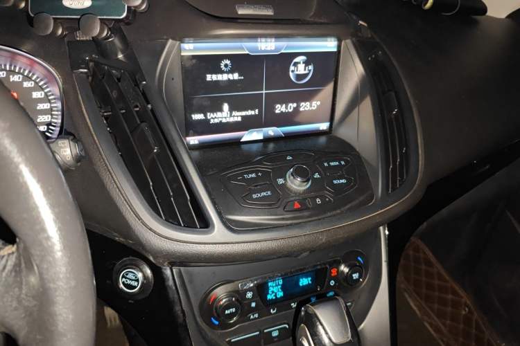 Used Ford Kuga 2013 2.0L GTDi Four-Wheel-Drive Sport Model Audio And AC Panel