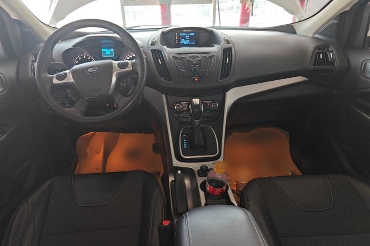Used Ford Kuga 2013 1.6L GTDi Two-Wheel-Drive Comfort Model Center Console