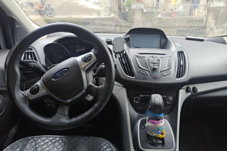 Used Ford Kuga 2013 1.6L GTDi Two-Wheel-Drive Trend Model Center Console