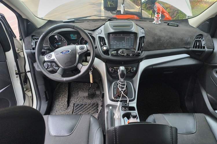 Used Ford Kuga 2013 1.6L GTDi Two-Wheel-Drive Trend Model Center Console
