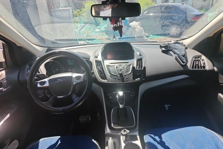 Used Ford Kuga 2013 1.6L GTDi Two-Wheel-Drive Trend Model Center Console