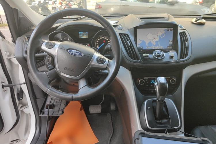 Used Ford Kuga 2013 1.6L GTDi Two-Wheel-Drive Trend Model Center Console