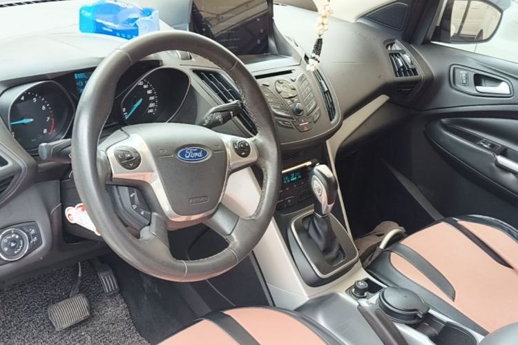 Used Ford Kuga 2013 1.6L GTDi Two-Wheel-Drive Trend Model Center Console