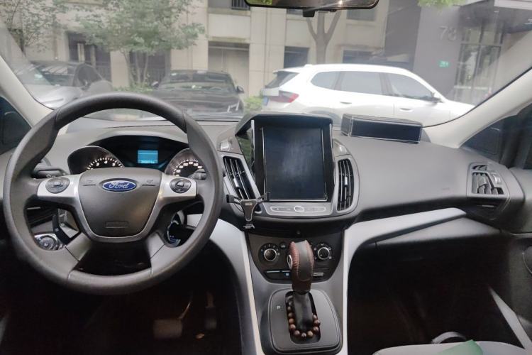 Used Ford Kuga 2013 1.6L GTDi Two-Wheel-Drive Comfort Model Center Console