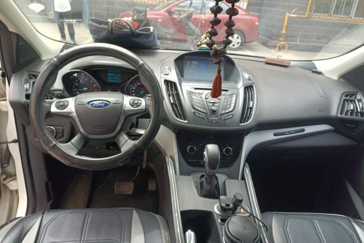 Used Ford Kuga 2013 1.6L GTDi Two-Wheel-Drive Comfort Model Center Console