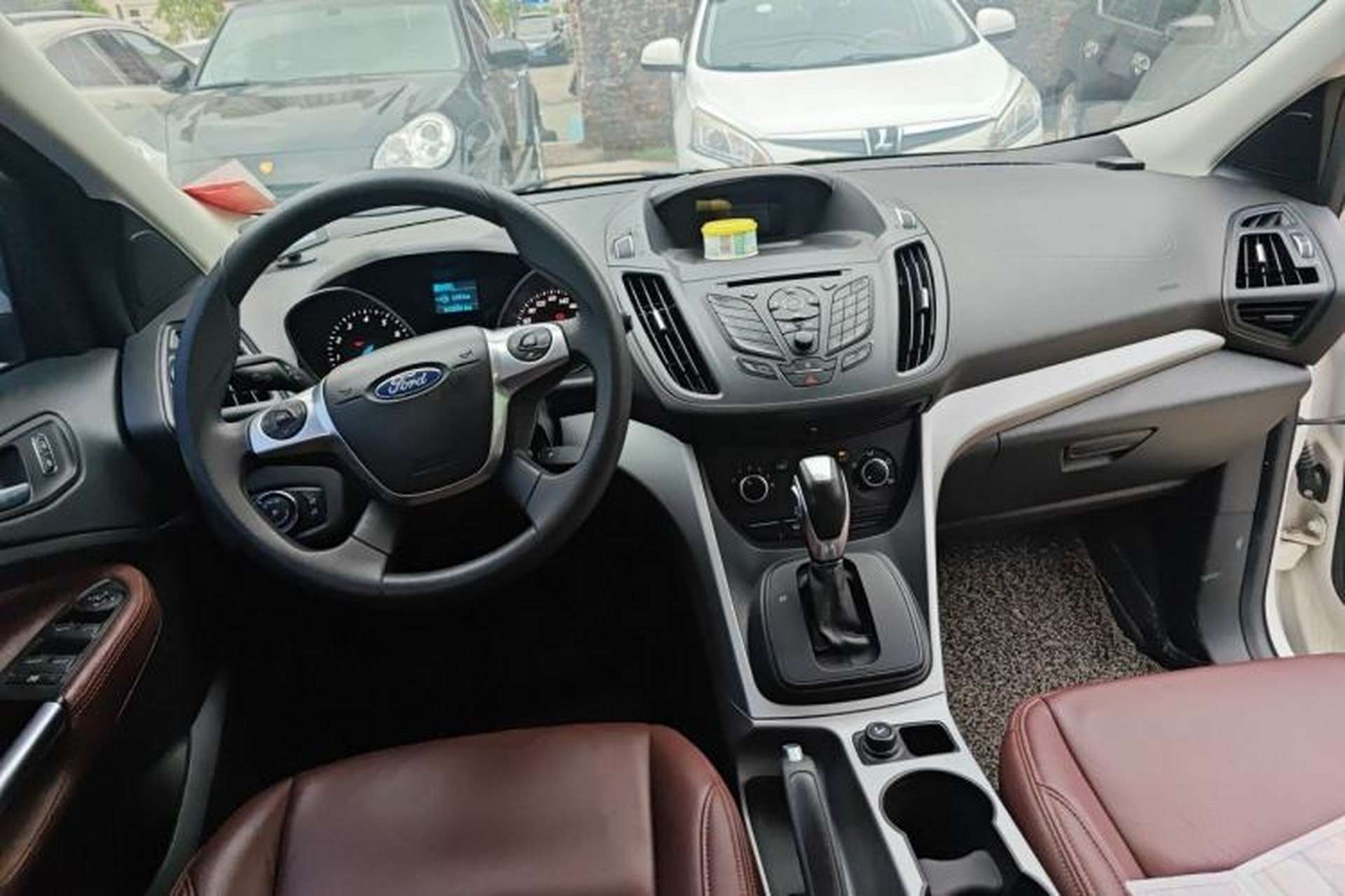 Used Ford Kuga 2013 1.6L GTDi Two-Wheel-Drive Comfort Model Center Console