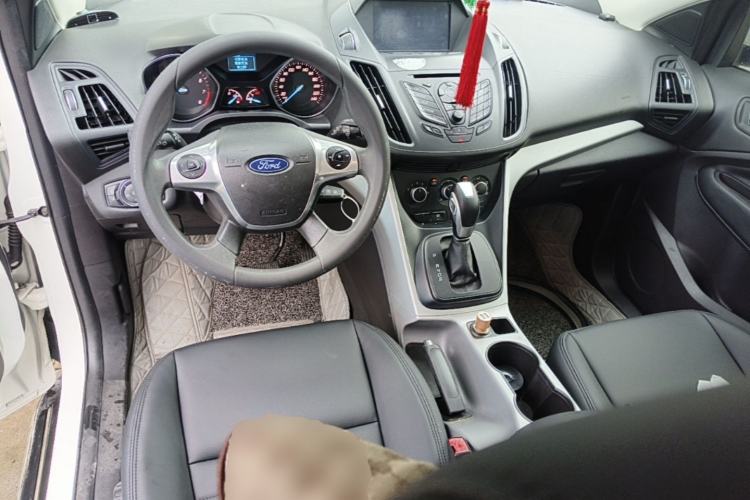 Used Ford Kuga 2013 1.6L GTDi Two-Wheel-Drive Comfort Model Center Console