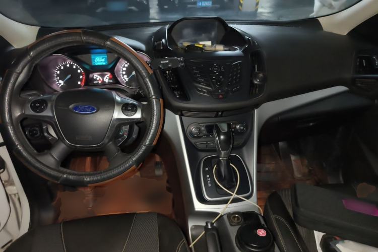 Used Ford Kuga 2013 1.6L GTDi Two-Wheel-Drive Trend Model Center Console