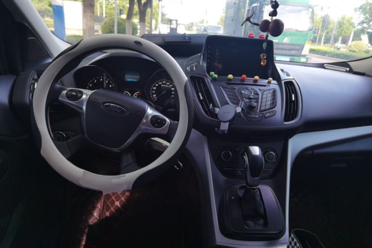 Used Ford Kuga 2013 1.6L GTDi Two-Wheel-Drive Comfort Model Center Console
