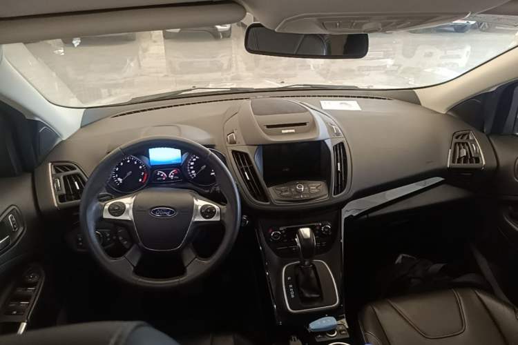 Used Ford Kuga 2013 2.0L GTDi Four-Wheel-Drive Sport Model Center Console