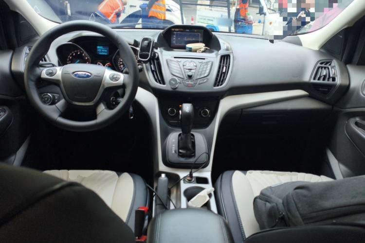 Used Ford Kuga 2013 1.6L GTDi Two-Wheel-Drive Comfort Model Center Console