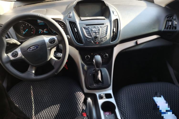Used Ford Kuga 2013 1.6L GTDi Two-Wheel-Drive Comfort Model Center Console