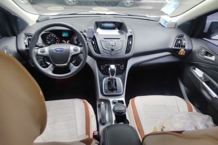 Used Ford Kuga 2013 1.6L GTDi Two-Wheel-Drive Trend Model Center Console