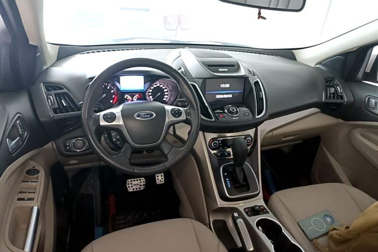 Used Ford Kuga 2013 2.0L GTDi Four-Wheel-Drive Sport Model Center Console