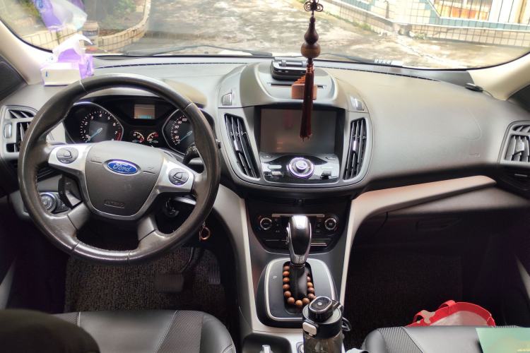 Used Ford Kuga 2013 1.6L GTDi Two-Wheel-Drive Trend Model Center Console