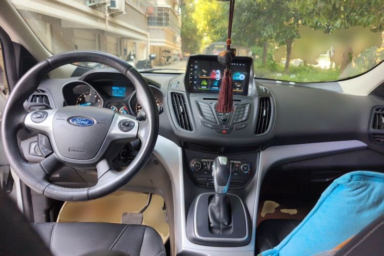 Used Ford Kuga 2013 1.6L GTDi Two-Wheel-Drive Trend Model Center Console