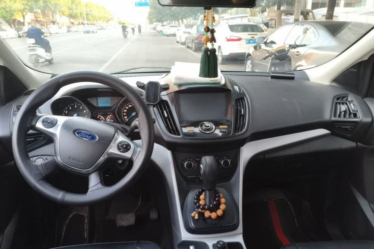 Used Ford Kuga 2013 1.6L GTDi Two-Wheel-Drive Comfort Model Center Console