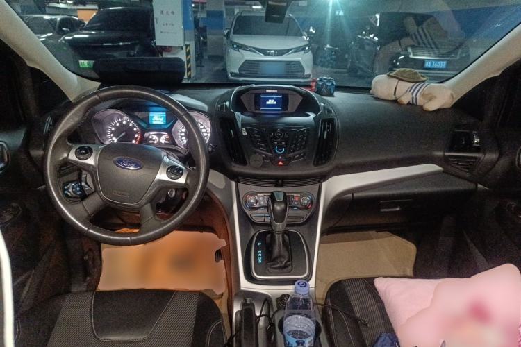 Used Ford Kuga 2013 1.6L GTDi Two-Wheel-Drive Trend Model Center Console