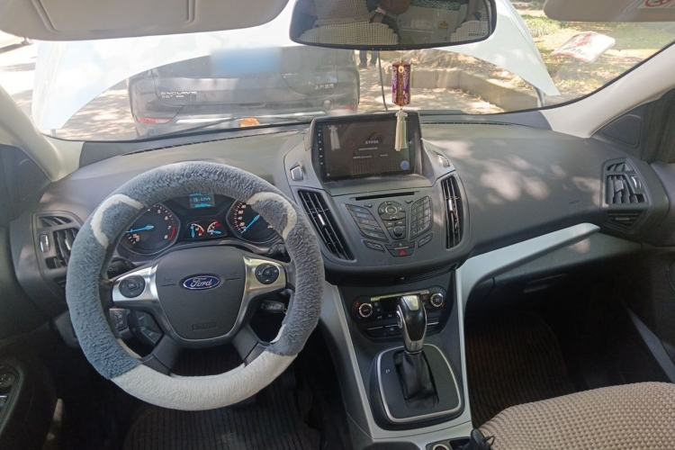 Used Ford Kuga 2013 1.6L GTDi Two-Wheel-Drive Trend Model Center Console