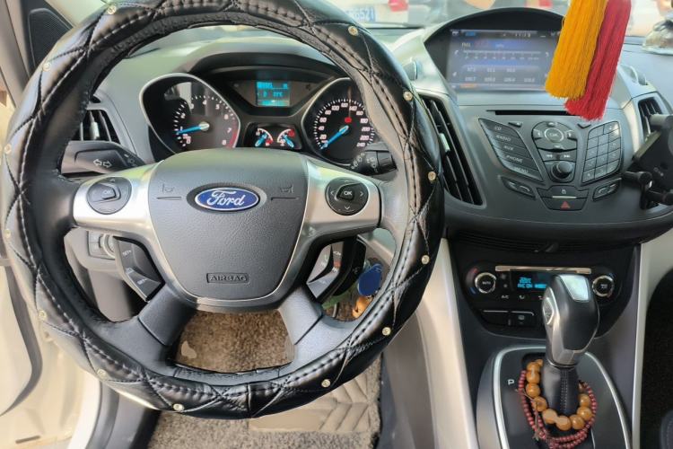 Used Ford Kuga 2013 1.6L GTDi Two-Wheel-Drive Trend Model Center Console