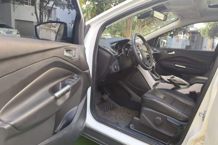 Used Ford Kuga 2013 1.6L GTDi Two-Wheel-Drive Trend Model Driver Seat