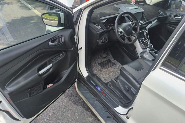 Used Ford Kuga 2013 1.6L GTDi Two-Wheel-Drive Trend Model Driver Seat