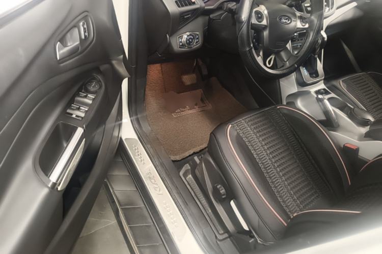Used Ford Kuga 2013 1.6L GTDi Two-Wheel-Drive Trend Model Driver Seat