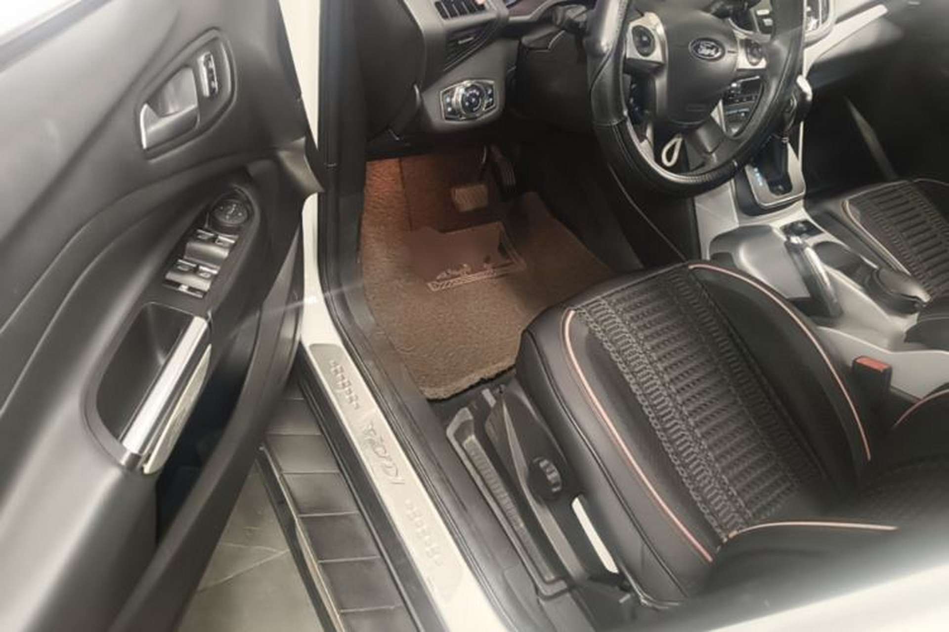Used Ford Kuga 2013 1.6L GTDi Two-Wheel-Drive Trend Model Driver Seat