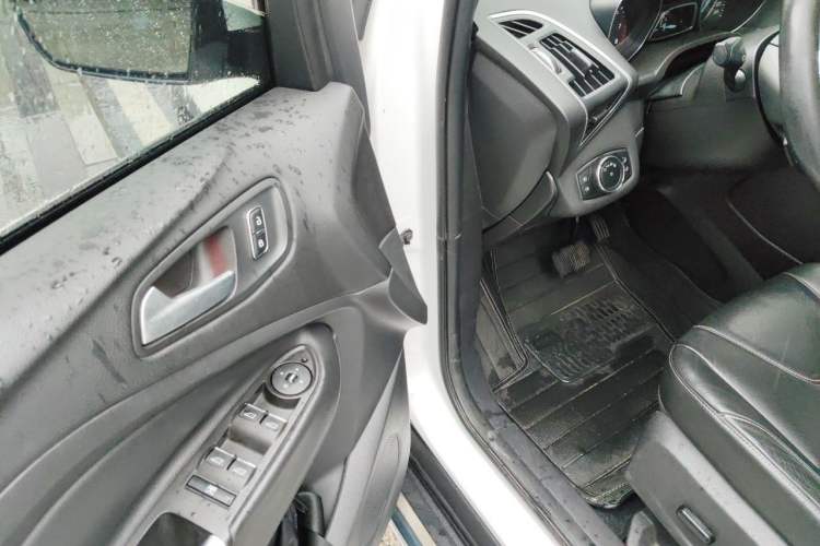 Used Ford Kuga 2013 2.0L GTDi Four-Wheel-Drive Sport Model Driver Seat
