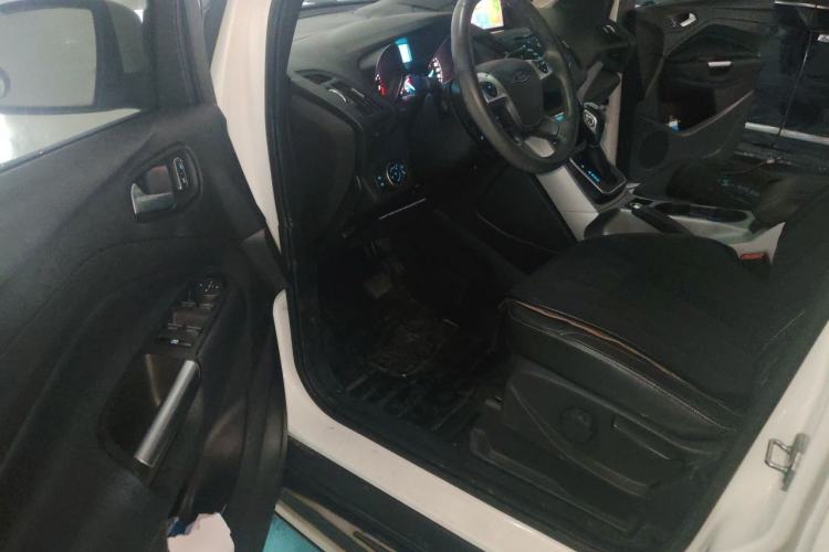 Used Ford Kuga 2013 1.6L GTDi Two-Wheel-Drive Trend Model Driver Seat