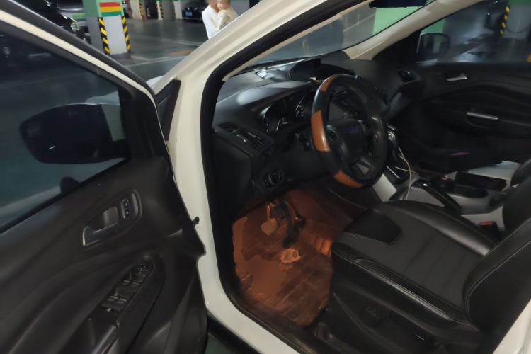 Used Ford Kuga 2013 1.6L GTDi Two-Wheel-Drive Trend Model Driver Seat