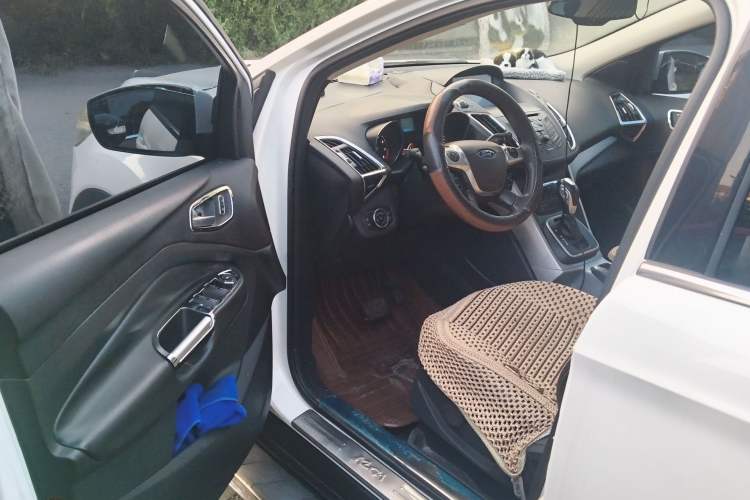 Used Ford Kuga 2013 1.6L GTDi Two-Wheel-Drive Trend Model Driver Seat
