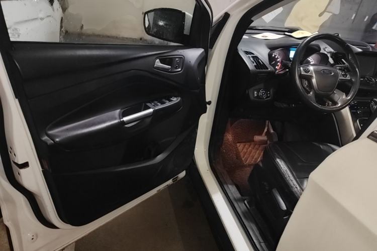 Used Ford Kuga 2013 1.6L GTDi Two-Wheel-Drive Trend Model Driver Seat