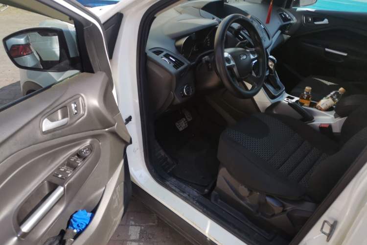 Used Ford Kuga 2013 1.6L GTDi Two-Wheel-Drive Trend Model Driver Seat