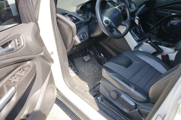 Used Ford Kuga 2013 1.6L GTDi Two-Wheel-Drive Trend Model Driver Seat