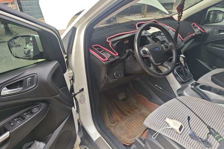 Used Ford Kuga 2013 1.6L GTDi Two-Wheel-Drive Trend Model Driver Seat