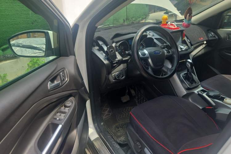 Used Ford Kuga 2013 1.6L GTDi Two-Wheel-Drive Trend Model Driver Seat