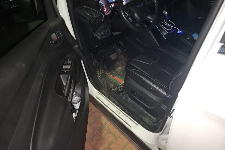 Used Ford Kuga 2013 2.0L GTDi Four-Wheel-Drive Sport Model Driver Seat