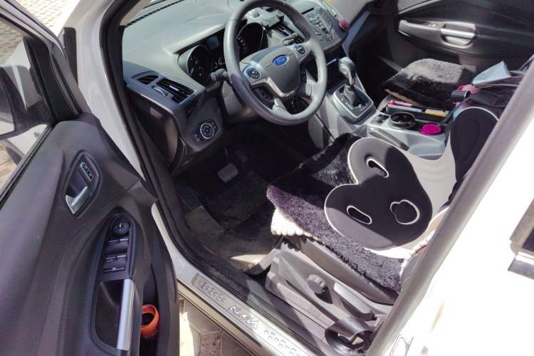 Used Ford Kuga 2013 1.6L GTDi Two-Wheel-Drive Trend Model Driver Seat
