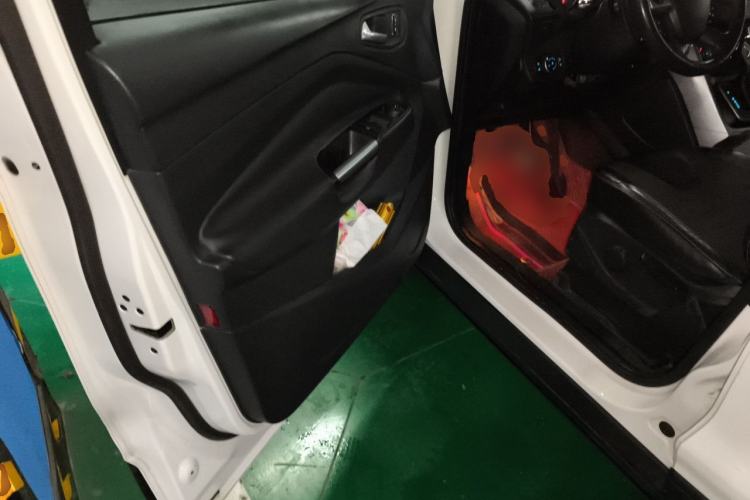 Used Ford Kuga 2013 1.6L GTDi Two-Wheel-Drive Trend Model Driver Seat