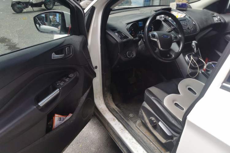 Used Ford Kuga 2013 1.6L GTDi Two-Wheel-Drive Trend Model Driver Seat