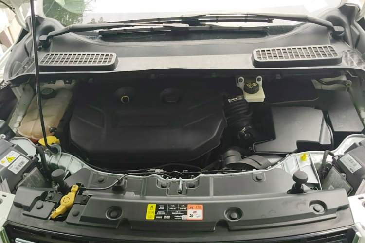 Used Ford Kuga 2013 2.0L GTDi Four-Wheel-Drive Sport Model Engine Bay