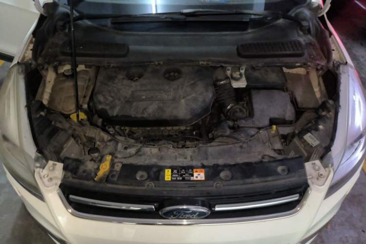 Used Ford Kuga 2013 2.0L GTDi Four-Wheel-Drive Sport Model Engine Bay