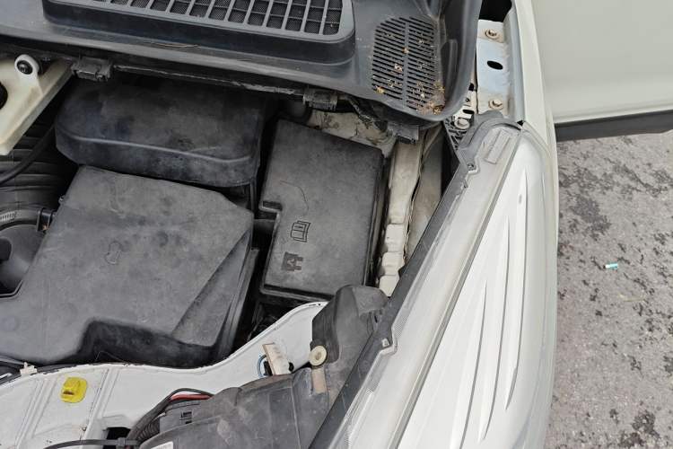 Used Ford Kuga 2013 1.6L GTDi Two-Wheel-Drive Trend Model Engine Bay Left