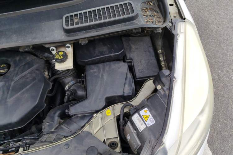 Used Ford Kuga 2013 2.0L GTDi Four-Wheel-Drive Sport Model Engine Bay Left