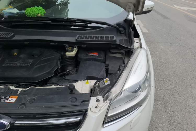 Used Ford Kuga 2013 2.0L GTDi Four-Wheel-Drive Sport Model Engine Bay Left