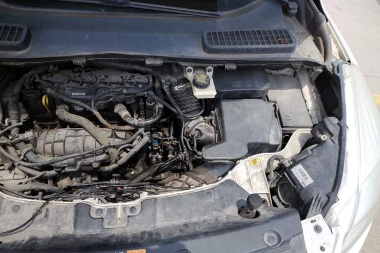 Used Ford Kuga 2013 1.6L GTDi Two-Wheel-Drive Trend Model Engine Bay Left
