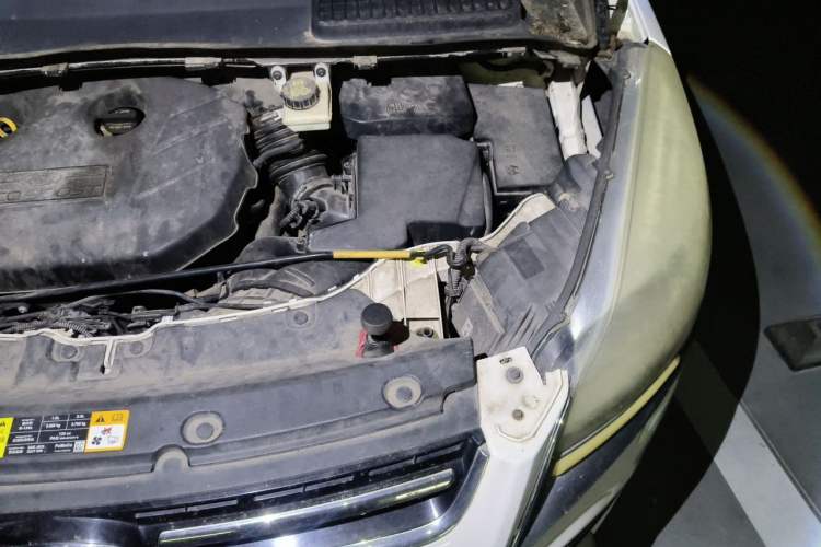 Used Ford Kuga 2013 2.0L GTDi Four-Wheel-Drive Sport Model Engine Bay Left