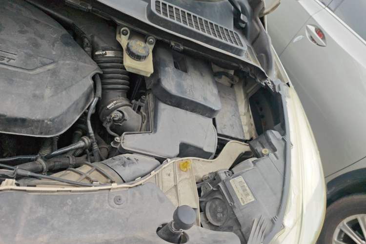 Used Ford Kuga 2013 1.6L GTDi Two-Wheel-Drive Comfort Model Engine Bay Left