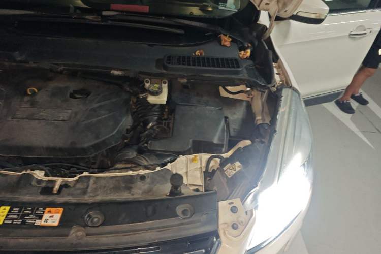 Used Ford Kuga 2013 2.0L GTDi Four-Wheel-Drive Sport Model Engine Bay Left